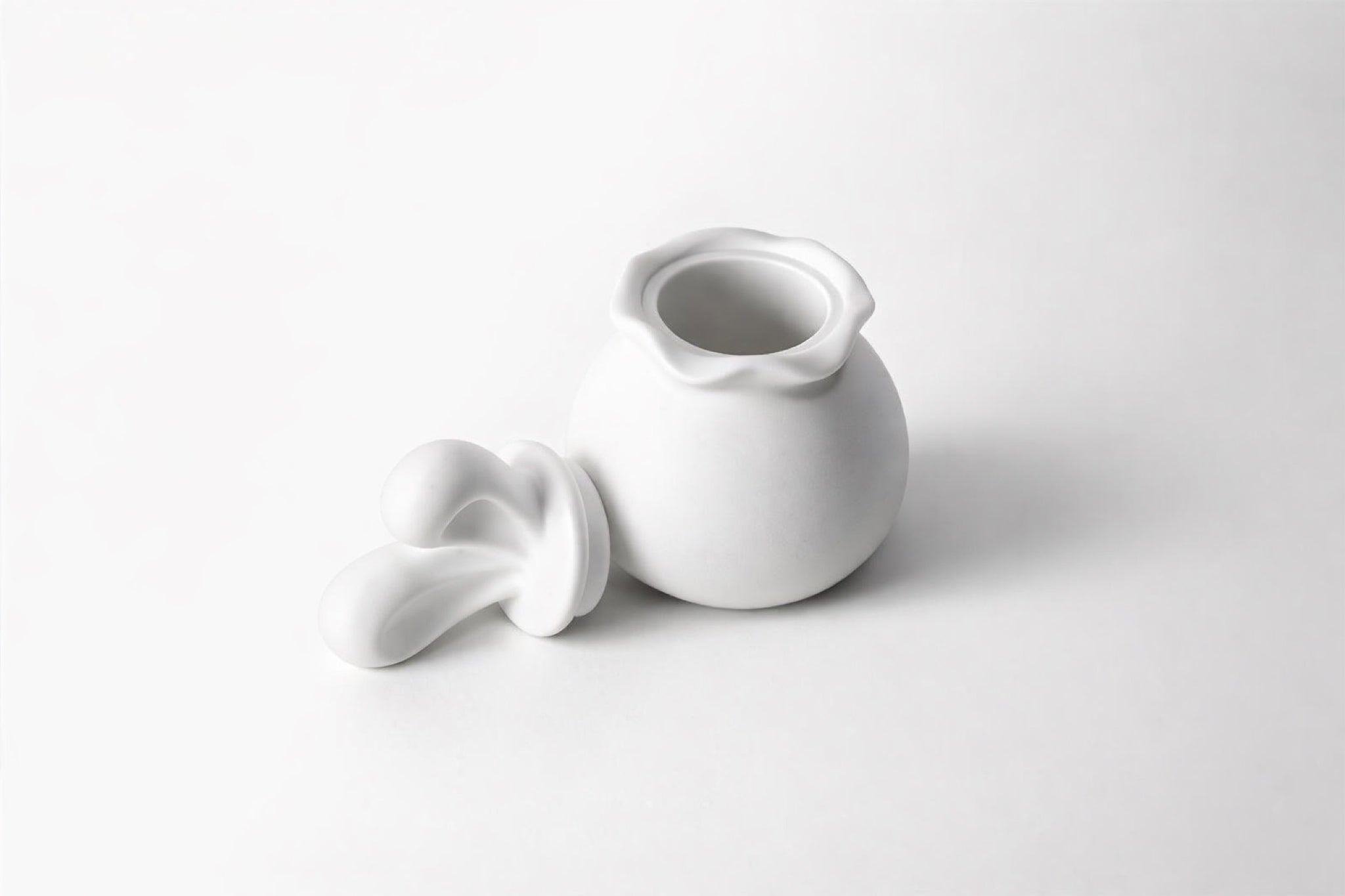 Echo – Jesmonite Dose mit skulpturalem Deckel