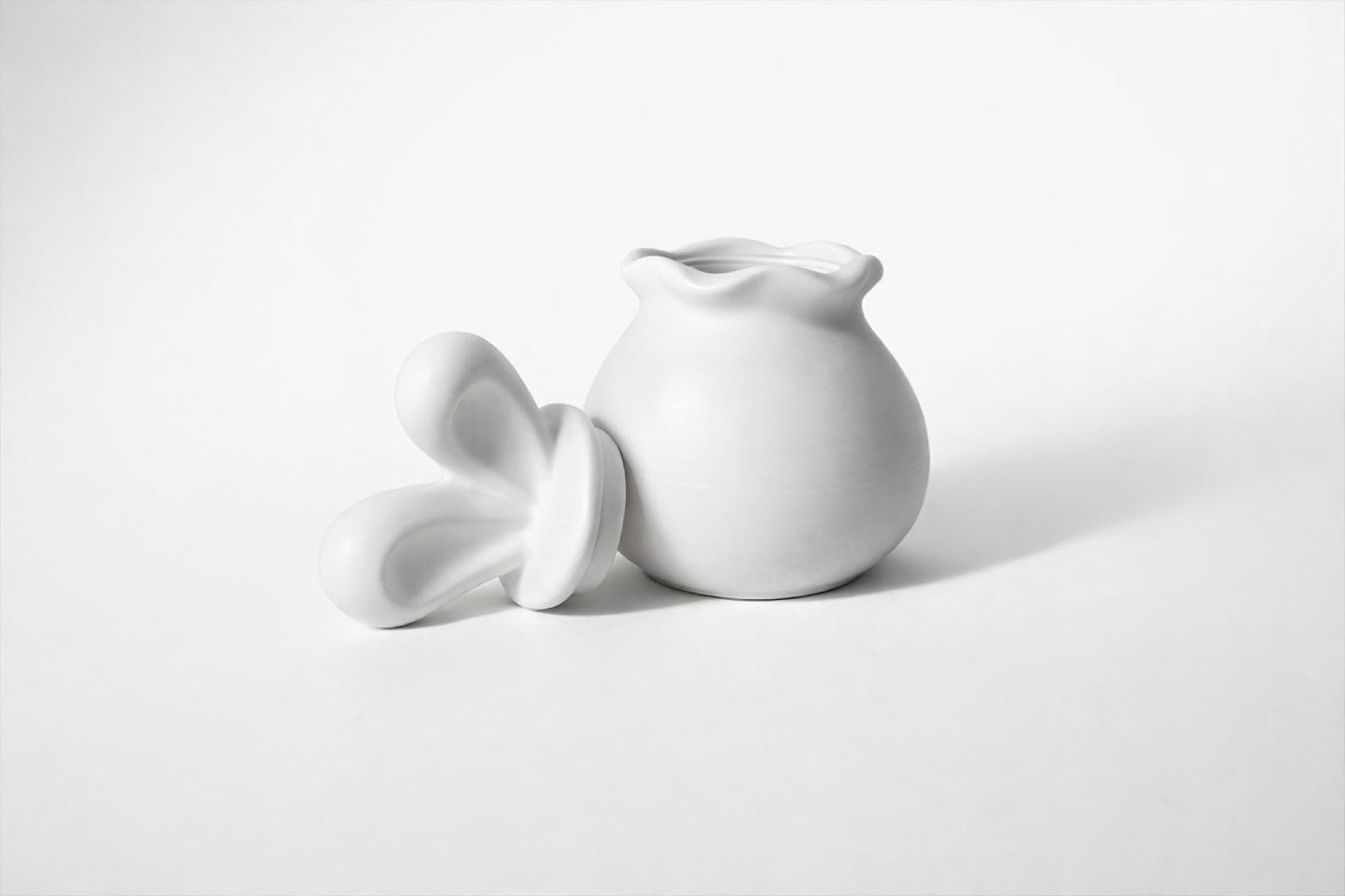 Echo – Jesmonite Dose mit skulpturalem Deckel