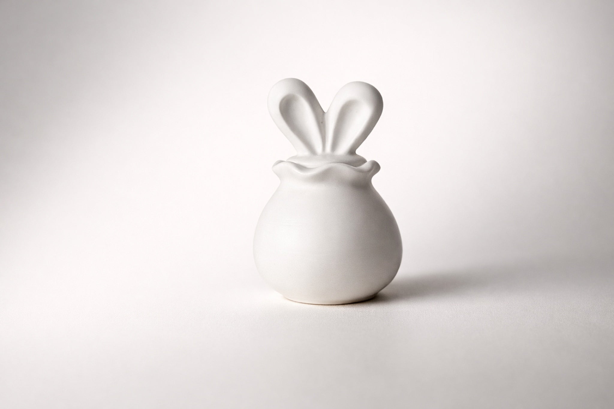 Echo – Jesmonite Dose mit skulpturalem Deckel