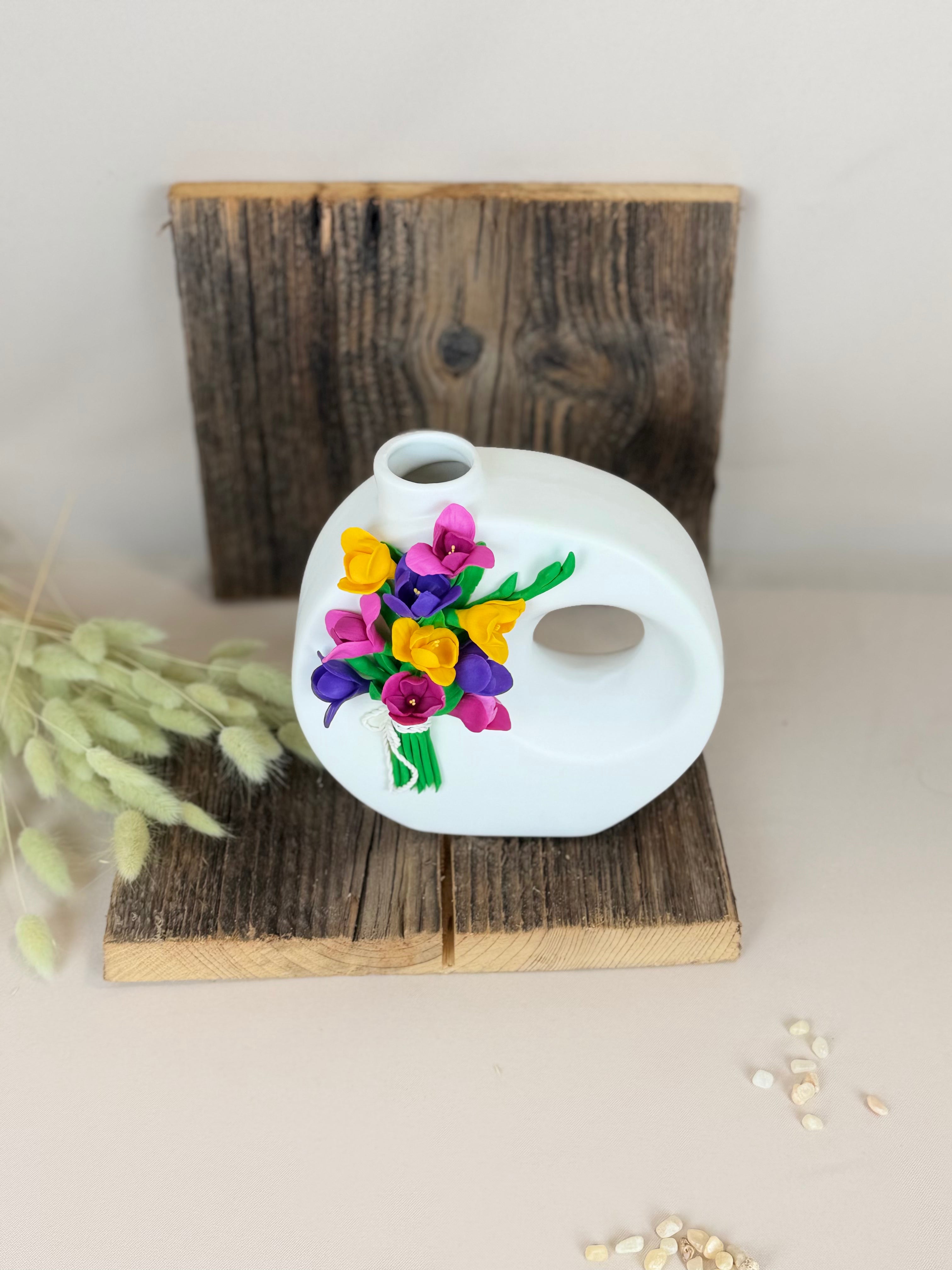 Handgemachte Porzellan Vase mit Blumenstrauß aus Polymerton – Unikat Dekoration