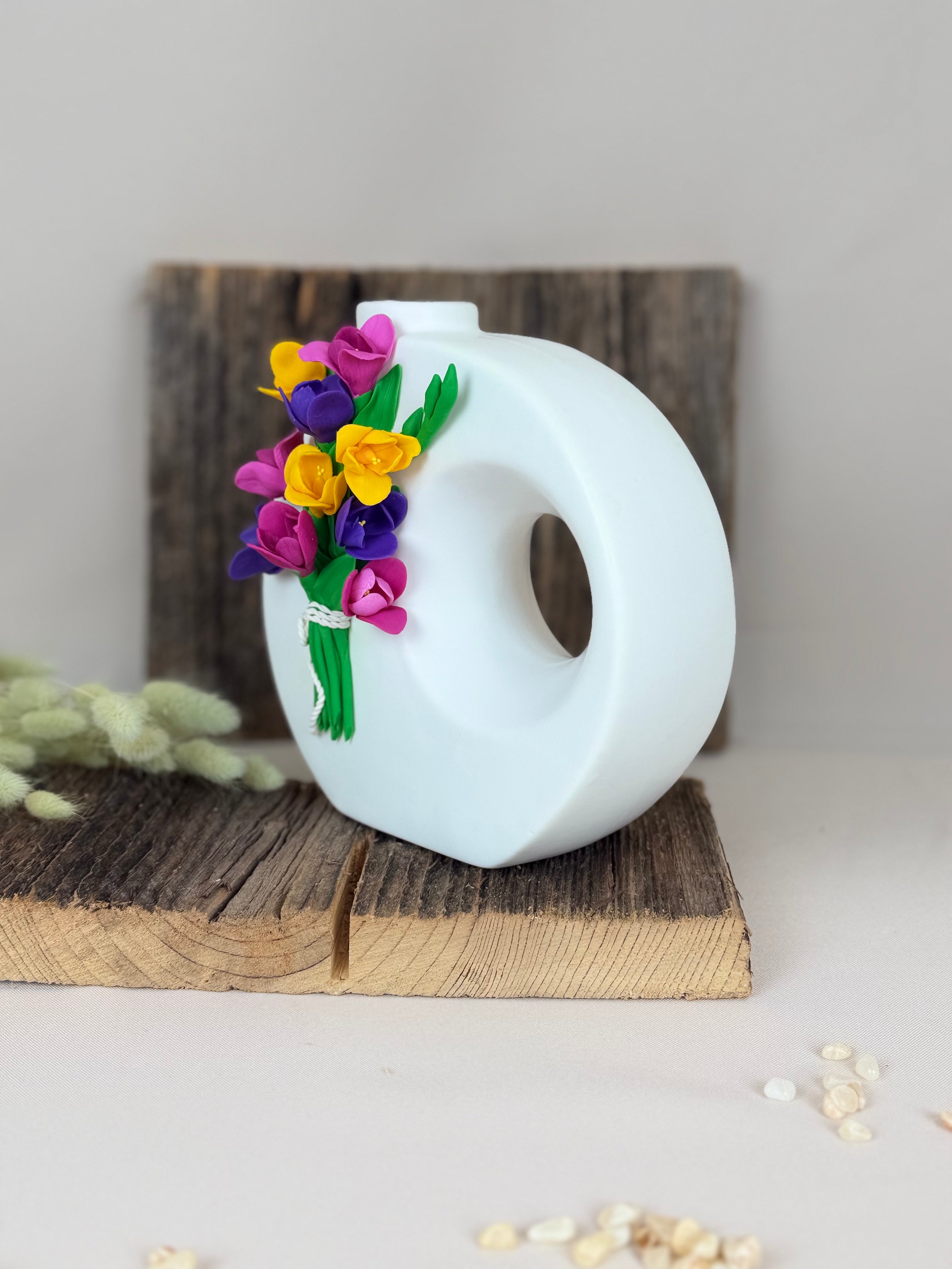 Handgemachte Porzellan Vase mit Blumenstrauß aus Polymerton – Unikat Dekoration