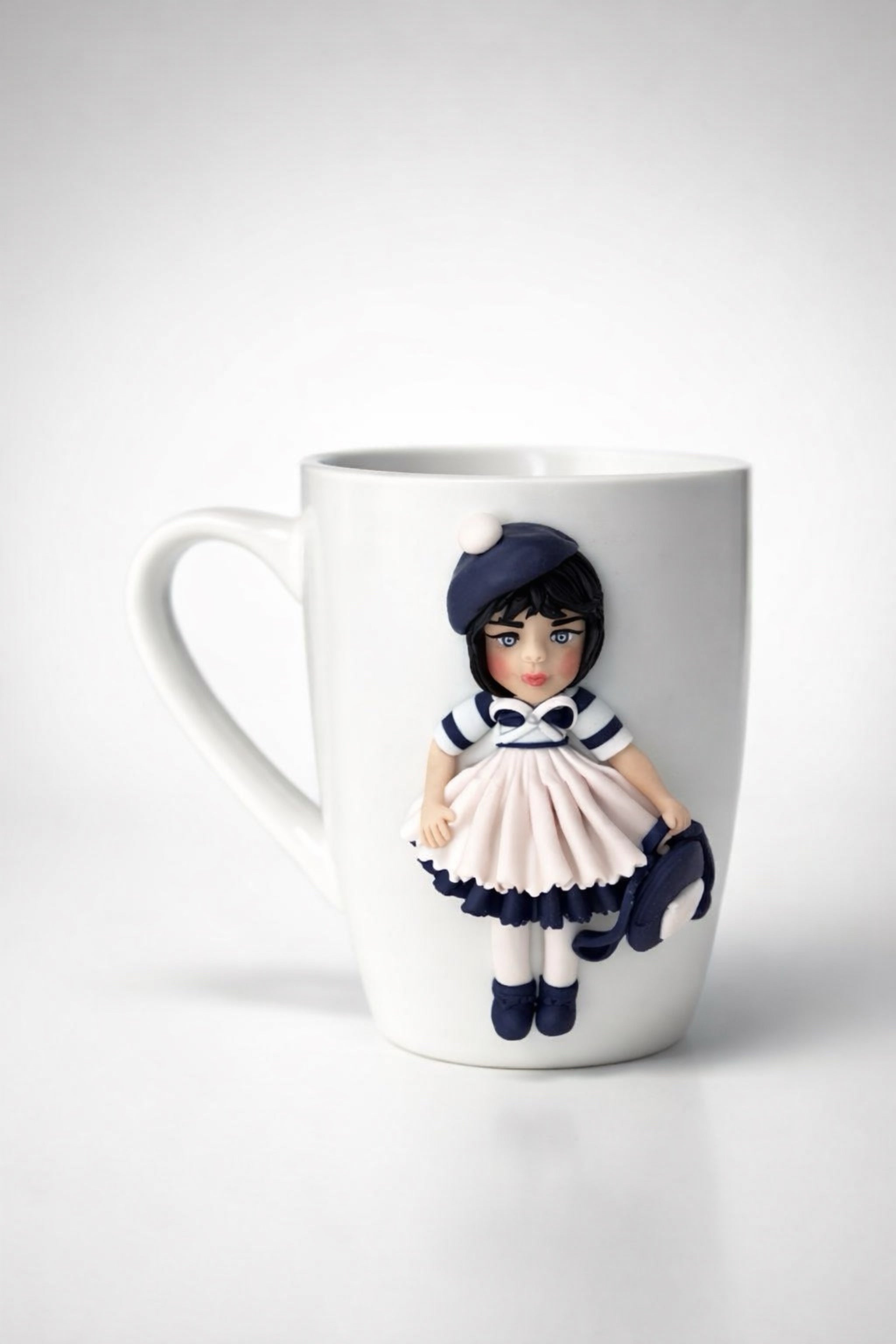 Handmodellierte Matrosen Mädchen Tasse – Keramik mit Polymerfigur